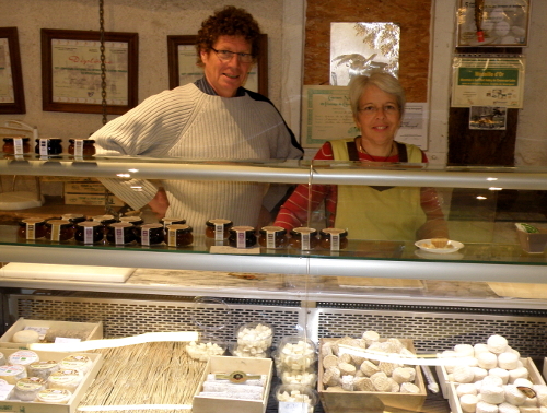 Emmanuel et Marguerite Melet dans leur épicerie