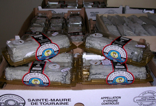 Des Sainte-Maure de Touraine AOP emballés avant leur expédition