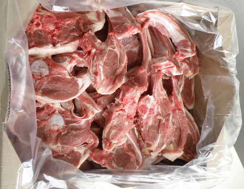 Une photo d'une caissette de viande d'agneau et ses morceaux