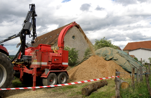 La déchiqueteuse, de la cuma St Gatovert, à l'ouvrage derrière le tracteur