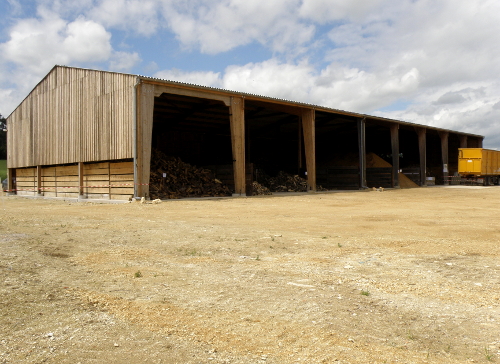 Photo du hangar de l'activité bois bûches de la cuma St Gatovert