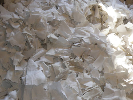Des morceaux de chiffon avant leur broyage