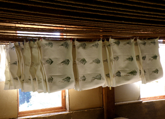 Au séchage, des feuilles avec inclusions florales