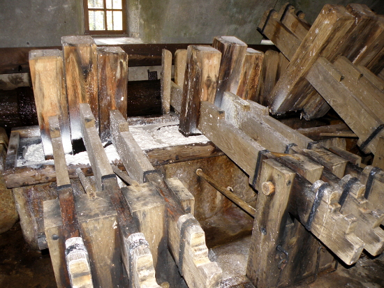 Les maillets en bois, garnis de dents, à l'oeuvre